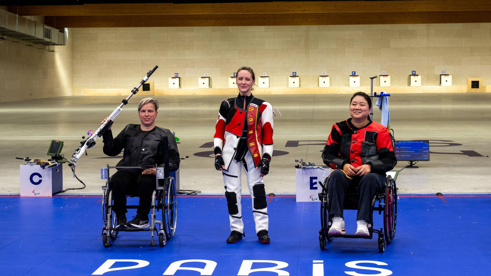 Natascha Hiltrop steht zwischen den nach ihr Platzierten.