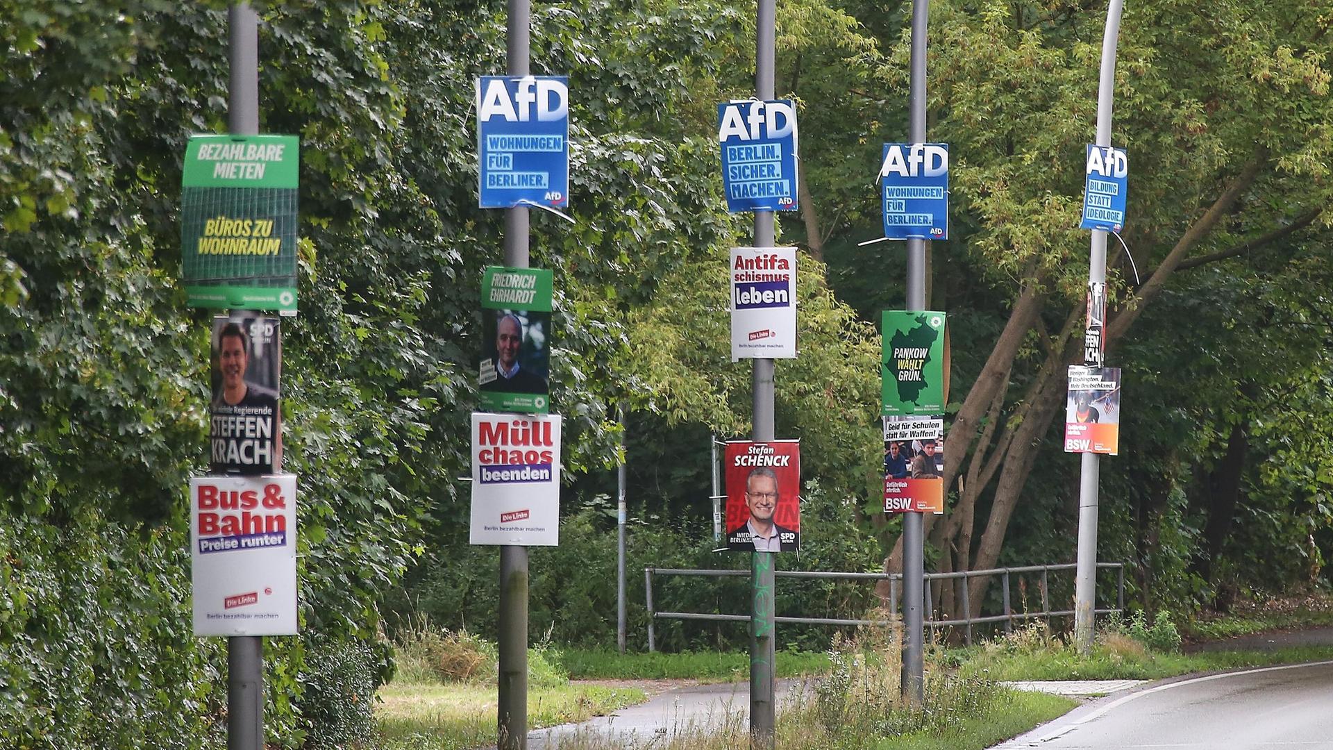 Das Foto zeigt Wahlplakate für die Abgeordnetenhauswahl 2026 von AfD, SPD, Linke, Grüne, BSW