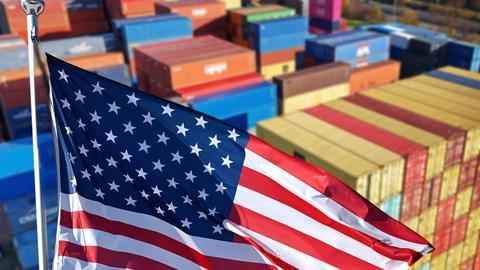 Fotomontage zu US-Zöllen: US-Flagge vor Containern