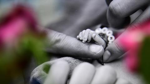 Ein Foto von der Fotografin Paula Janka. Abgebildet ist eines ihrer Bilder von Sternenkindern.
