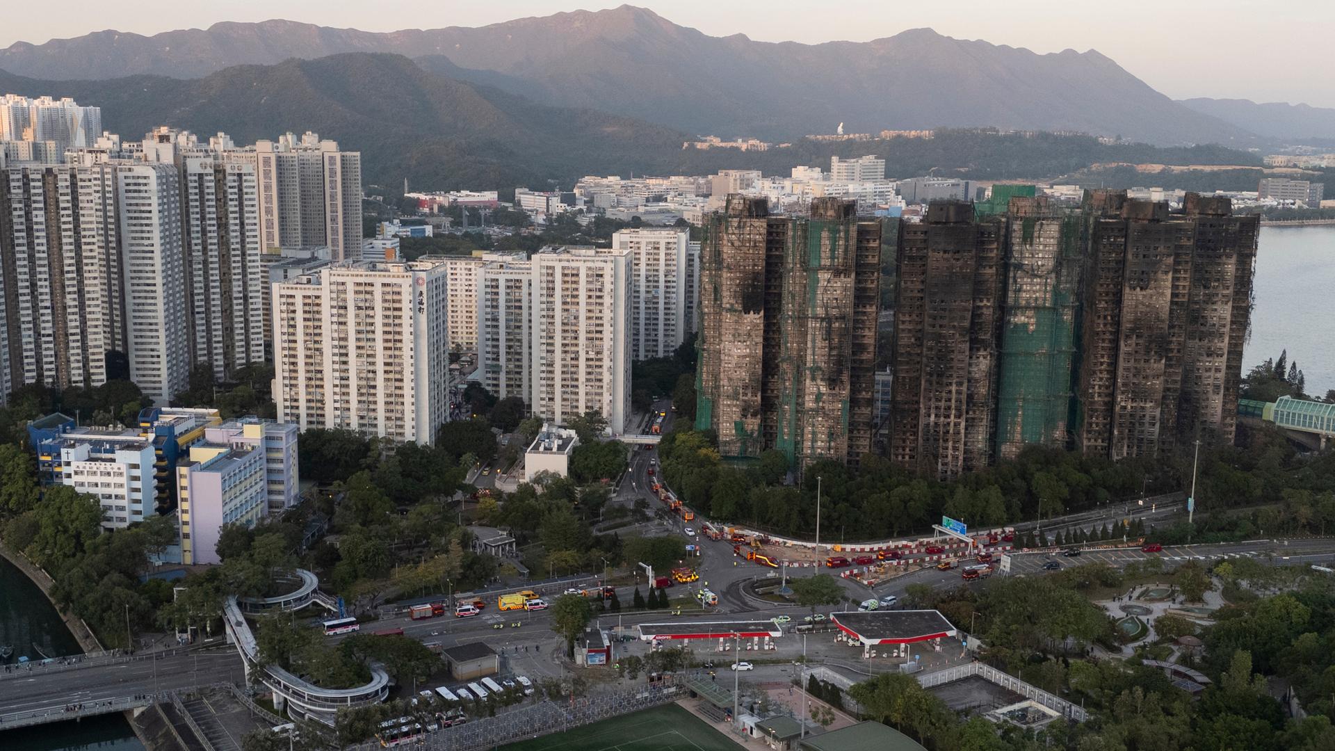 Das Bild zeigt mehrere verbrannte Hochhäuser mit verußten Fassaden.