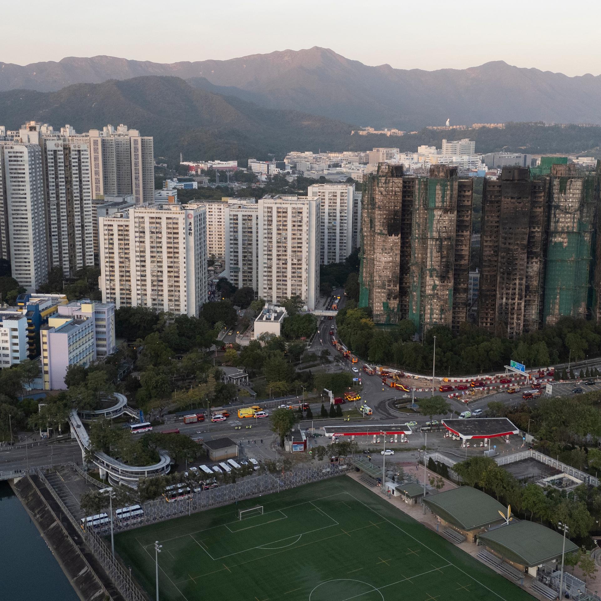 Luftaufnahme der verbrannten Gebäude nach dem tödlichen Feuer, das in der Wohnsiedlung Wang Fuk Court im Stadtteil Tai Po ausgebrochen war.