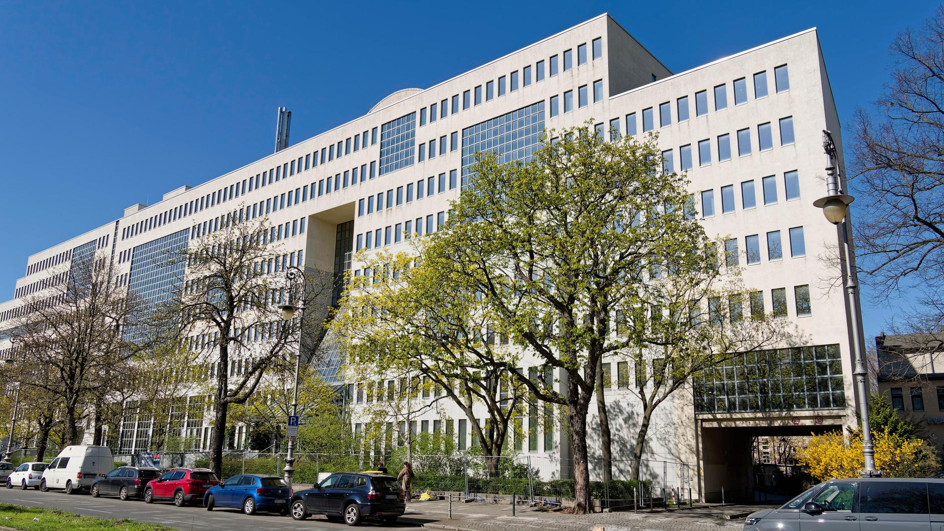 Außenansicht eines alten Gebäudes an der Berliner Hasenheide, das zu einer Großunterkunft für Geflüchtete umgebaut werden soll. 