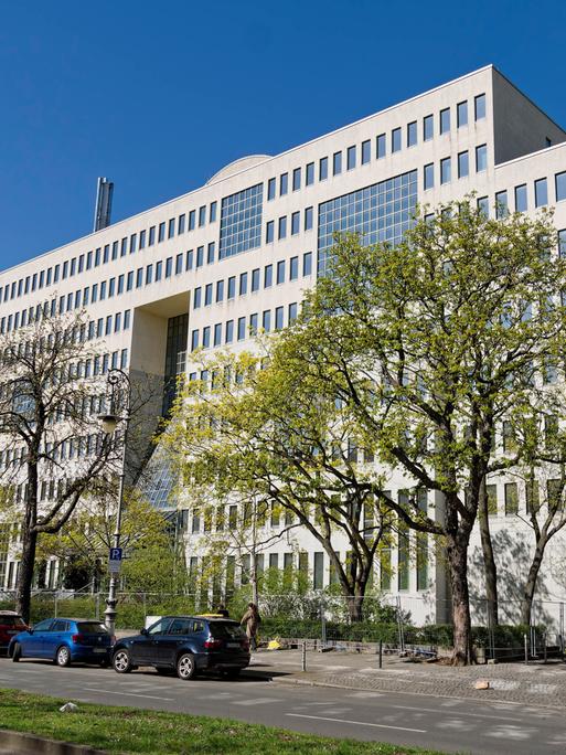 Außenansicht eines alten Gebäudes an der Berliner Hasenheide, das zu einer Großunterkunft für Geflüchtete umgebaut werden soll. Außenansicht eines alten Gebäudes an der Berliner Hasenheide, das zu einer Großunterkunft für Geflüchtete umgebaut werden soll.