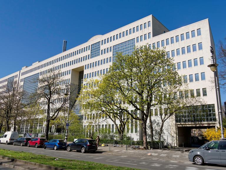 Außenansicht eines alten Gebäudes an der Berliner Hasenheide, das zu einer Großunterkunft für Geflüchtete umgebaut werden soll. Außenansicht eines alten Gebäudes an der Berliner Hasenheide, das zu einer Großunterkunft für Geflüchtete umgebaut werden soll.