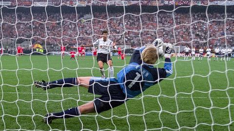 Oliver Kahn hält im Champions-League-Finale 2001 gegen den FC Valencia den entscheidenden Elfmeter.