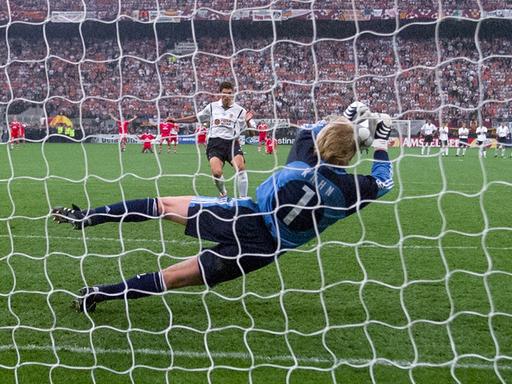 Oliver Kahn hält im Champions-League-Finale 2001 gegen den FC Valencia den entscheidenden Elfmeter.