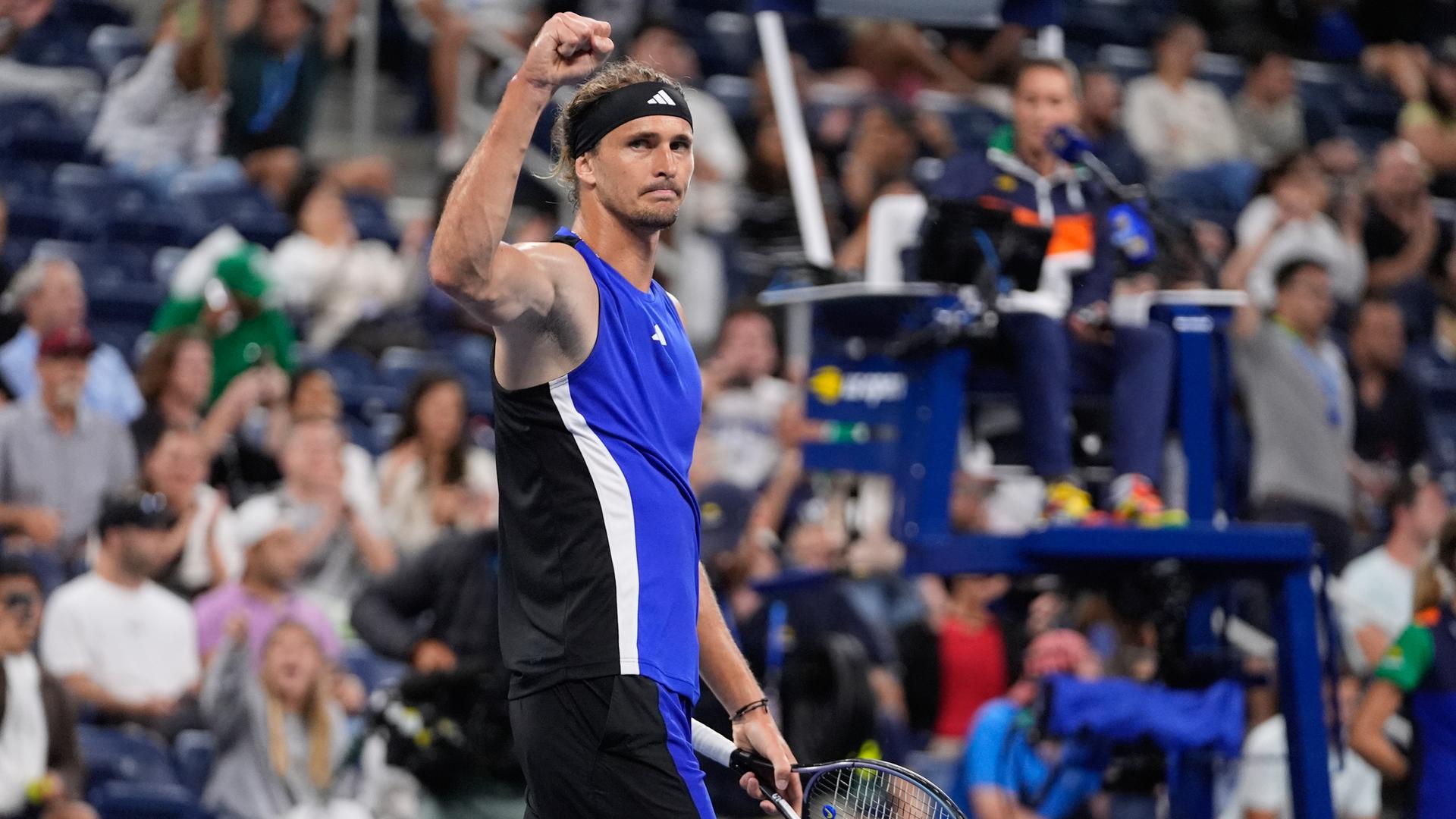 Der deutsche Tennisprofi Alexander Zverev gestikuliert nach seinem Sieg gegen den Argentinier Tomas Martin Etcheverry in der dritten Runde der US Open.
