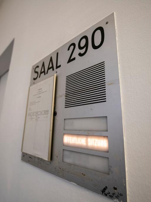 Auf einem Schild im Essener Landgericht steht "Saal 290"; ein Prozess wegen sexualisierter Gewalt läuft (25.01.2021)