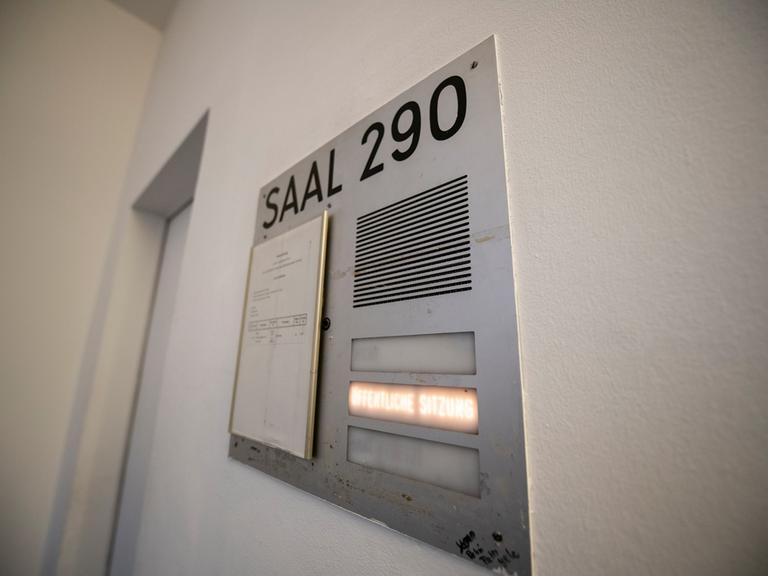 Auf einem Schild im Essener Landgericht steht "Saal 290"; ein Prozess wegen sexualisierter Gewalt läuft (25.01.2021)