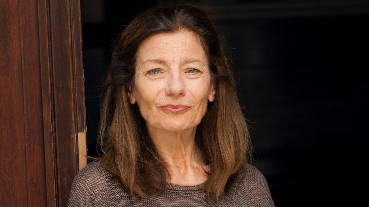Die Autorin Ursula Krechel blickt im Porträt lächelnd in die Kamera.