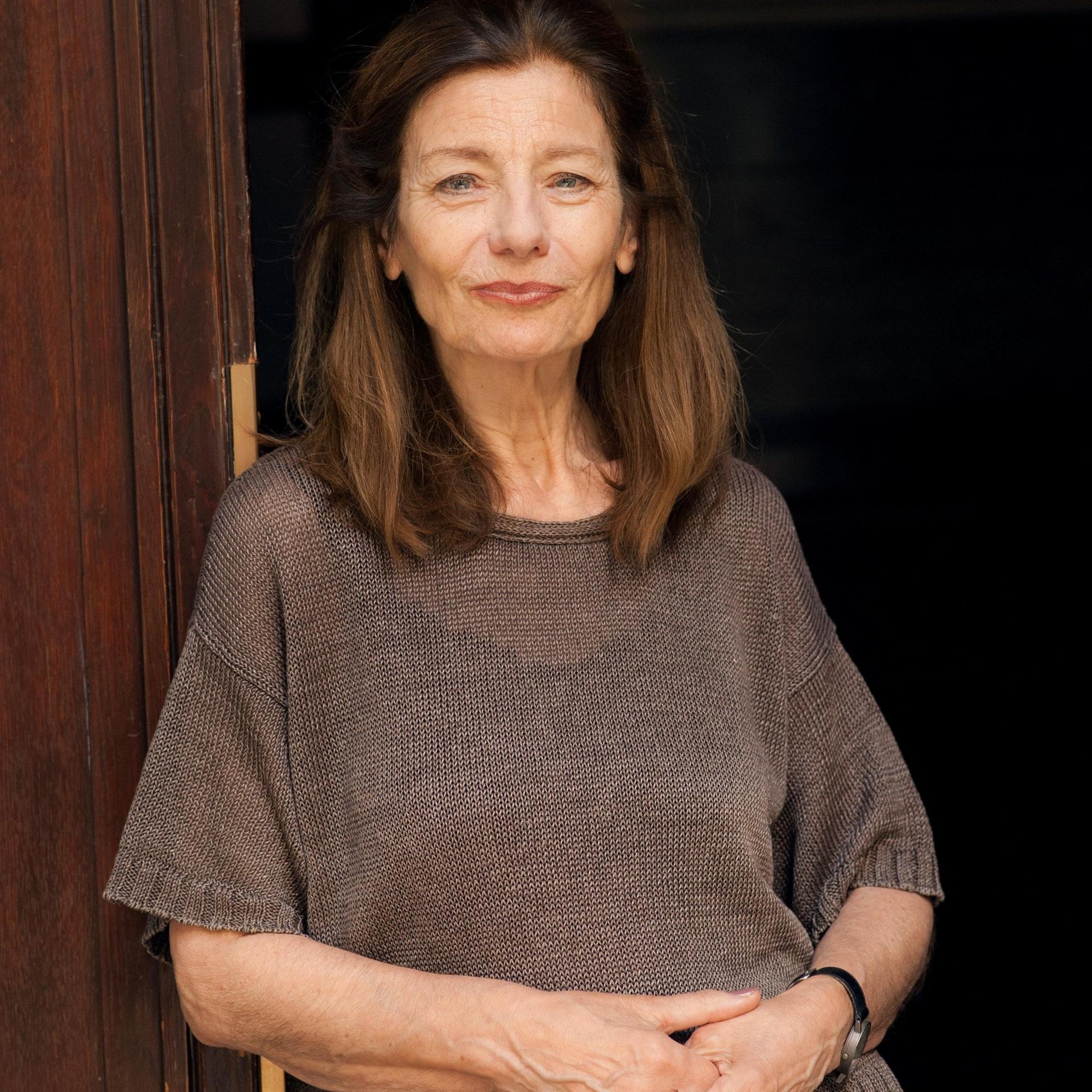 Die Autorin Ursula Krechel blick im Porträt entspannt in die Kamera.