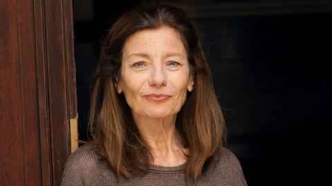 Die Autorin Ursula Krechel blick im Porträt entspannt in die Kamera.