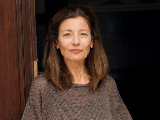 Die Autorin Ursula Krechel blick im Porträt entspannt in die Kamera.