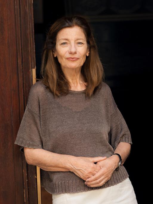 Die Autorin Ursula Krechel blick im Porträt entspannt in die Kamera.