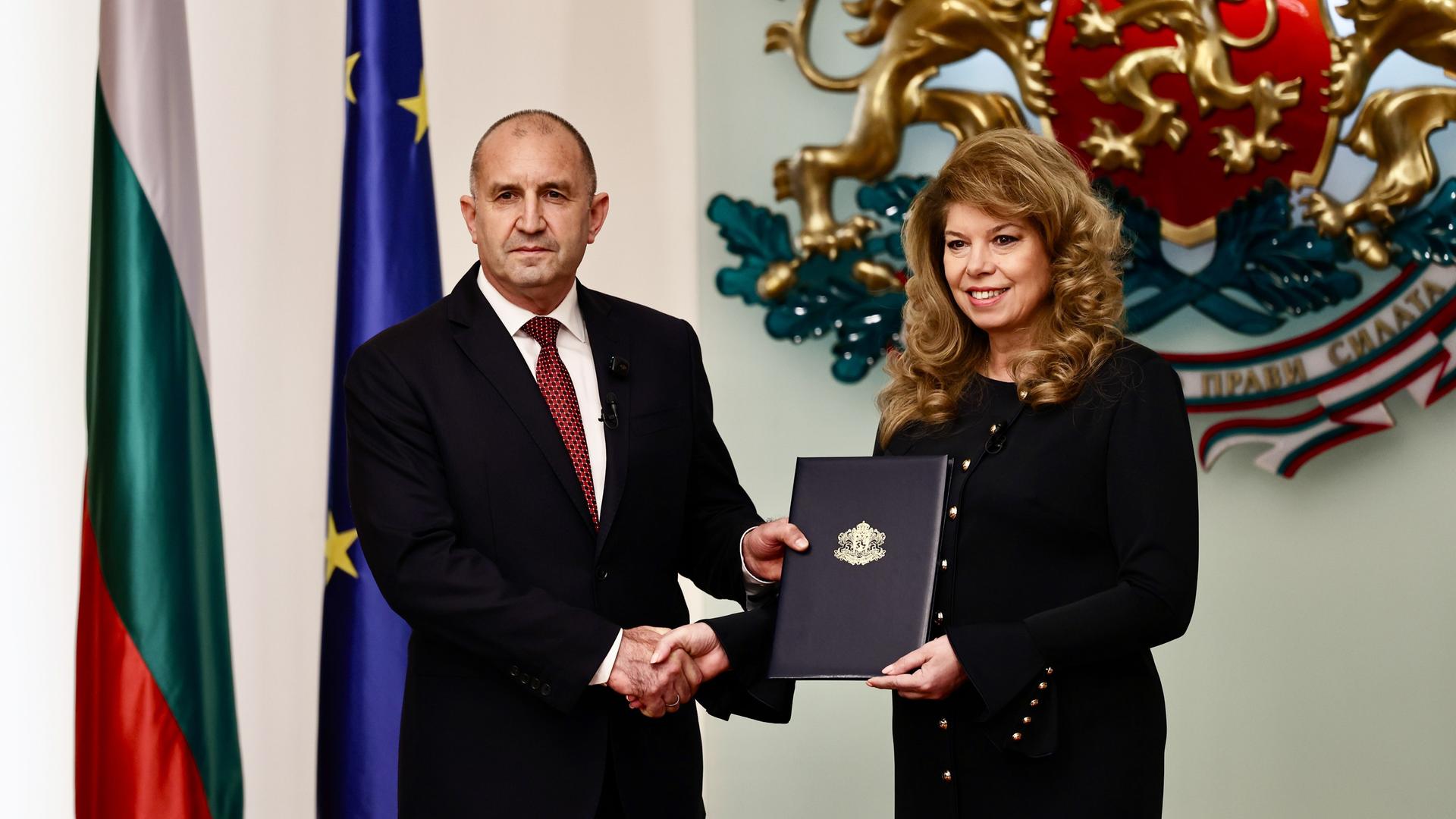 Bulgariens Präsidentin Iotowa übergibt Radew eine Urkunde.