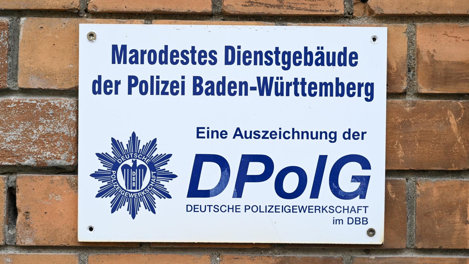 Ein Schild mit der Aufschrift "Marodestes Dienstgebäude der Polizei Baden-Württemberg - Eine Auszeichnung der DPolG, Deutsche Polizeigewerkschaft im DBB" hängt am Polizierevier an der Seestraße in Ravensburg. Ein Schild mit der Aufschrift "Marodestes Dienstgebäude der Polizei Baden-Württemberg - Eine Auszeichnung der DPolG, Deutsche Polizeigewerkschaft im DBB" hängt am Polizierevier an der Seestraße in Ravensburg.