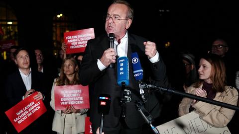 Boris Pistorius (SPD), Verteidigungsminister, stimmt die Nationalhymne während einer Protestveranstaltung auf dem Bebelplatz anlässlich der konstituierenden Landtagssitzung in Sachsen-Anhalt an.