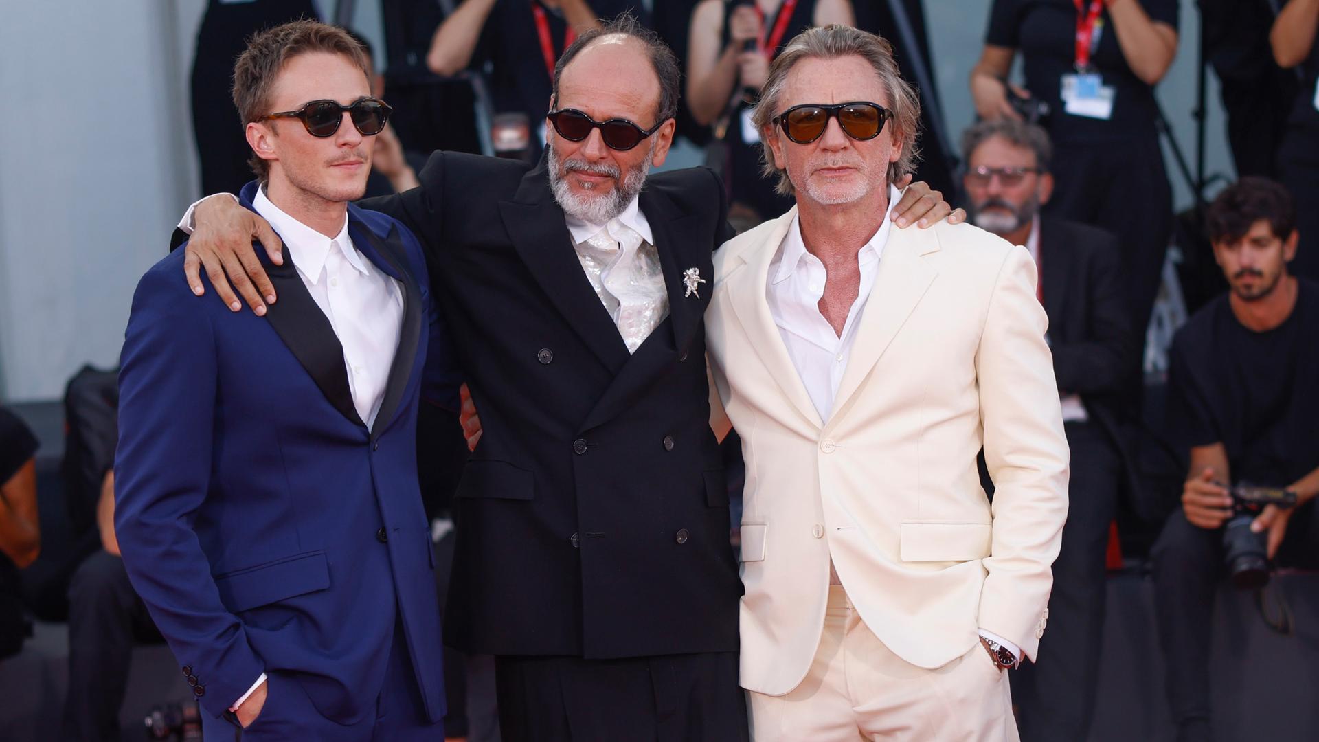 Drew Starkey (l-r) Regisseur Luca Guadagnino und Daniel Craig posieren für Fotografen bei der Ankunft zur Premiere des Films "Queer" während der 81. Ausgabe der Filmfestspiele von Venedig. Drew Starkey (l-r) Regisseur Luca Guadagnino und Daniel Craig posieren für Fotografen bei der Ankunft zur Premiere des Films "Queer" während der 81. Ausgabe der Filmfestspiele von Venedig.
