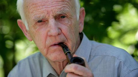 Der Schriftsteller Günter de Bruyn Pfeife rauchend, aufgenommen am Mittwoch (20.06.2007) in seinem Garten im brandenburgischen Görlsdorf (Oder-Spree). Der damals 80-jährige Autor lebte zurückgezogen auf dem Land nahe Frankfurt (Oder). 