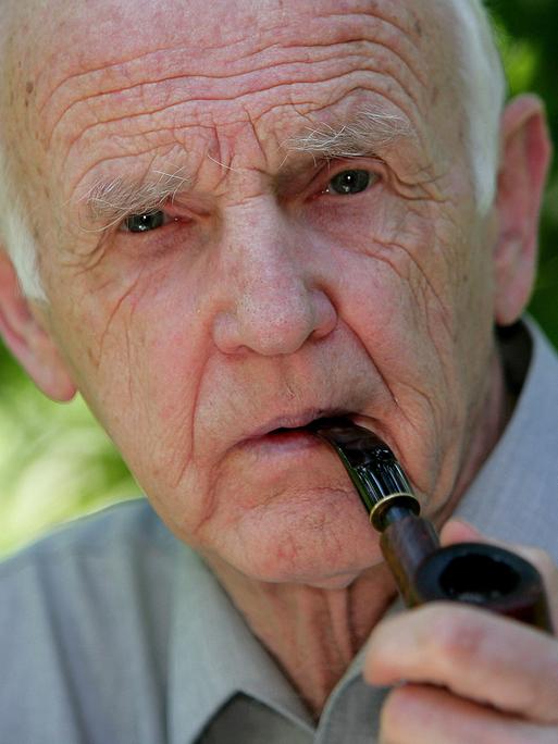 Der Schriftsteller Günter de Bruyn Pfeife rauchend, aufgenommen am Mittwoch (20.06.2007) in seinem Garten im brandenburgischen Görlsdorf (Oder-Spree). Der damals 80-jährige Autor lebte zurückgezogen auf dem Land nahe Frankfurt (Oder). 