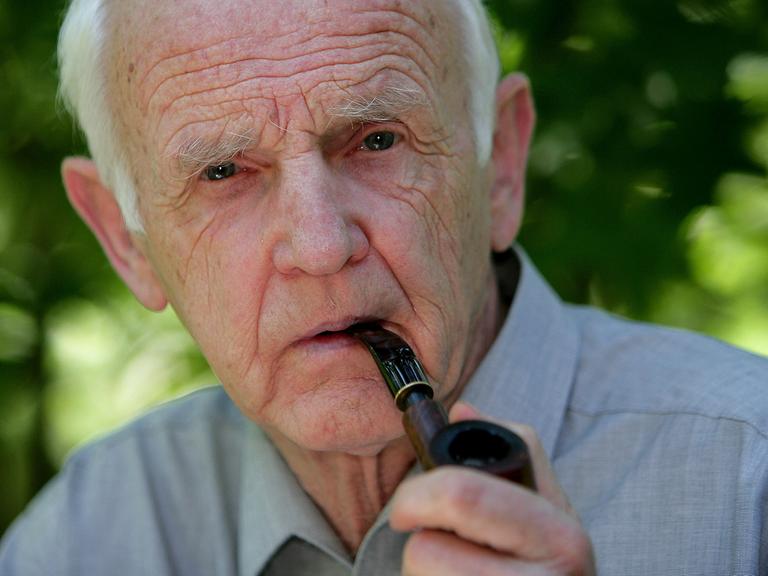 Der Schriftsteller Günter de Bruyn Pfeife rauchend, aufgenommen am Mittwoch (20.06.2007) in seinem Garten im brandenburgischen Görlsdorf (Oder-Spree). Der damals 80-jährige Autor lebte zurückgezogen auf dem Land nahe Frankfurt (Oder). 
