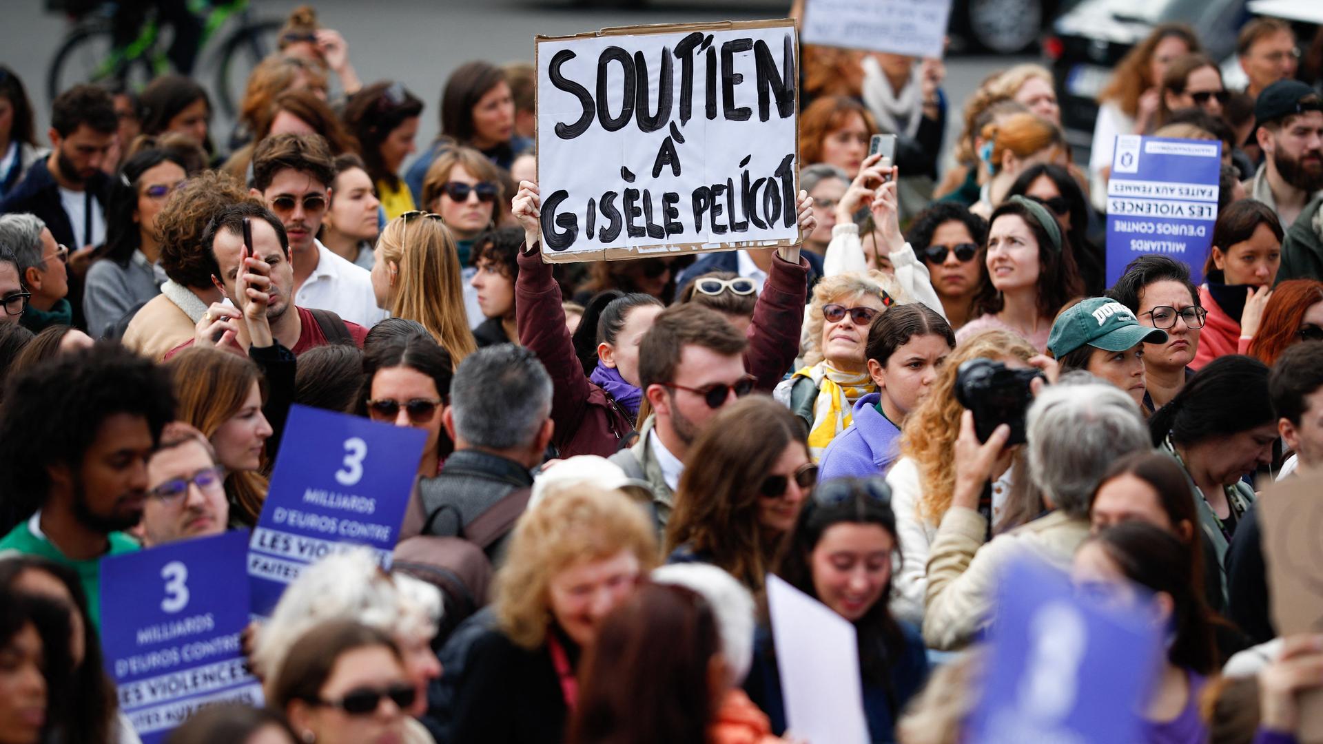 Ein Plakat mit der Aufschrift „Zur Unterstützung von Gisele Pelicot“ ist bei einer Demonstration in Paris zu sehen. Tausende Teilnehmer versammelten sich zur Unterstützung des Opfers sexueller Gewalt. 