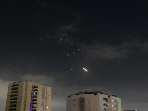 Dieses Foto vom 14. April 2024 zeigt die Explosionen am Himmel über Tel Aviv, als das israelische Raketenabwehrsystem Flugkörper und Drohnen aus dem Iran abfängt. 