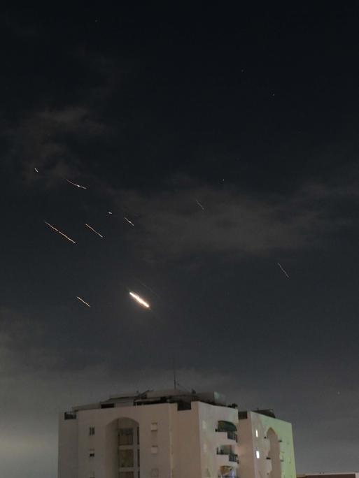 Dieses Foto vom 14. April 2024 zeigt die Explosionen am Himmel über Tel Aviv, als das israelische Raketenabwehrsystem Flugkörper und Drohnen aus dem Iran abfängt. 