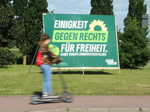 Wahlplakat der Grünen mit dem Schriftzug "Einigkeit - Gegen Rechts - Für Freiheit"