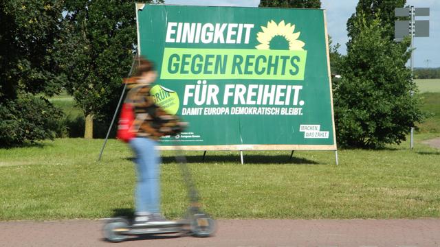 Wahlplakat der Grünen mit dem Schriftzug "Einigkeit - Gegen Rechts - Für Freiheit"