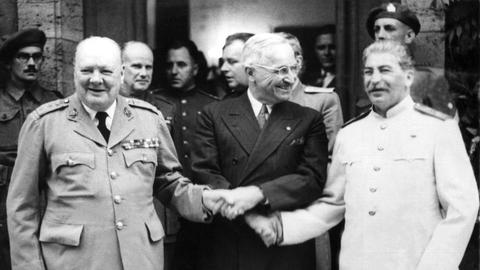 (L-R:) Winston Churchill, Harry S. Truman und Josef Stalin reichen sich die Hände bei der Potsdamer Konferenz 1945.