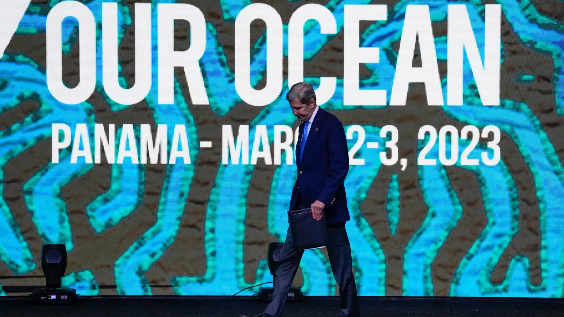 Der Sondergesandte des US-Präsidenten für Klimafragen, John Kerry, geht nach seiner Ansprache am Eröffnungstag der Konferenz "Our Ocean" von der Bühne.