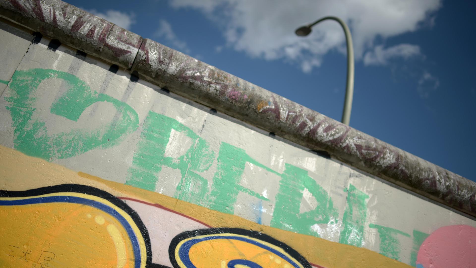 Teile der ehemaligen Berliner Mauer sind mit Kunstwerken geschmückt. Im Berliner Bezirk Friedrichshain.