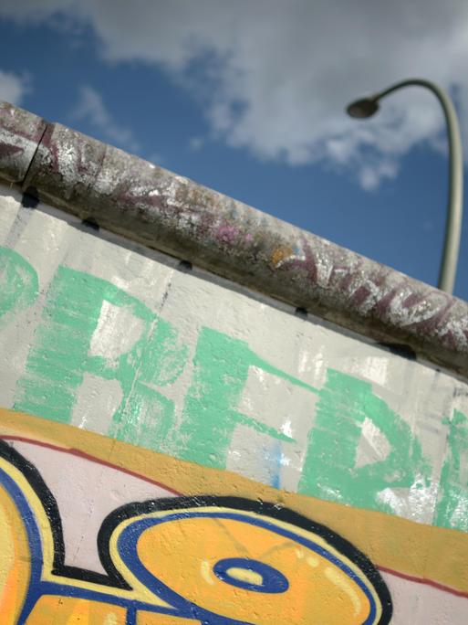 Teile der ehemaligen Berliner Mauer sind mit Kunstwerken geschmückt. Im Berliner Bezirk Friedrichshain.