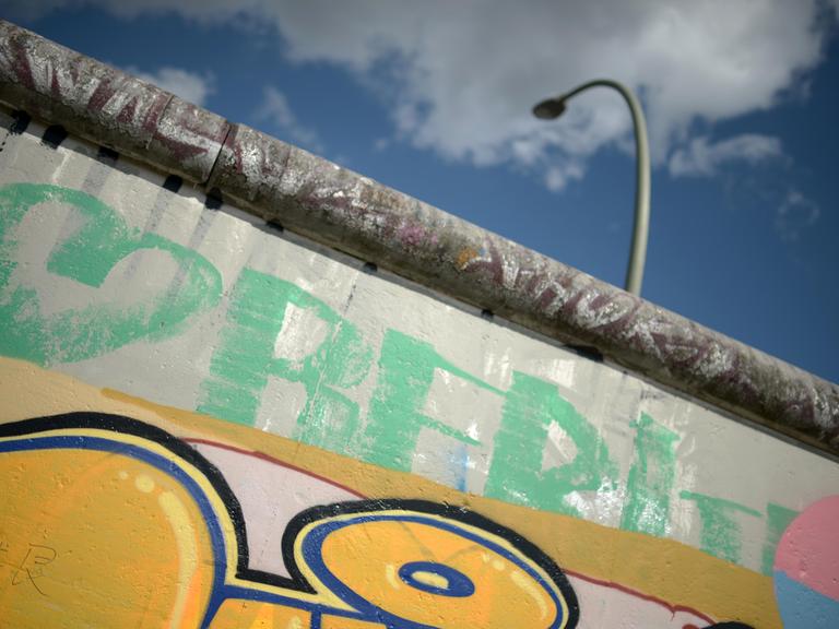 Teile der ehemaligen Berliner Mauer sind mit Kunstwerken geschmückt. Im Berliner Bezirk Friedrichshain.