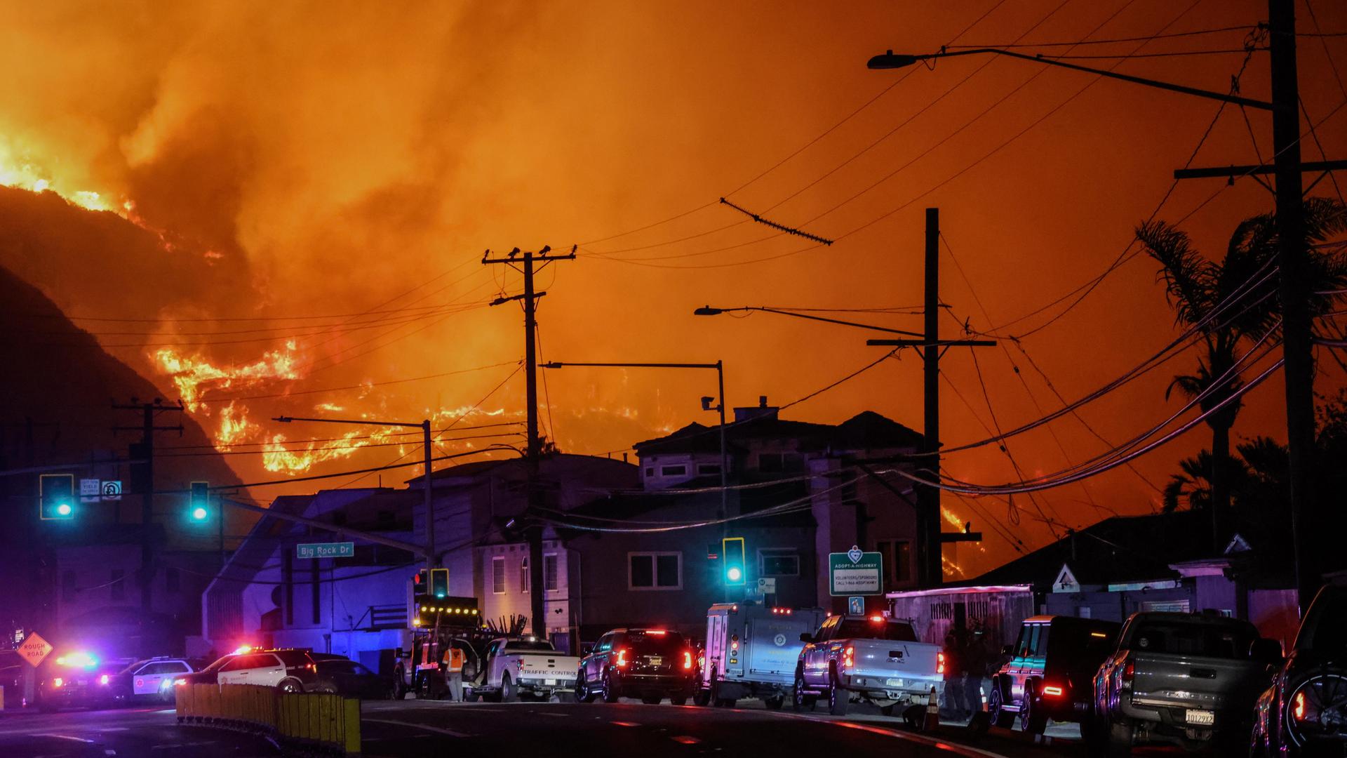 Im wohlhabenden Stadtteil Pacific Palisades von Los Angeles am Rande von Malibu ist ein Feuer ausgebrochen.