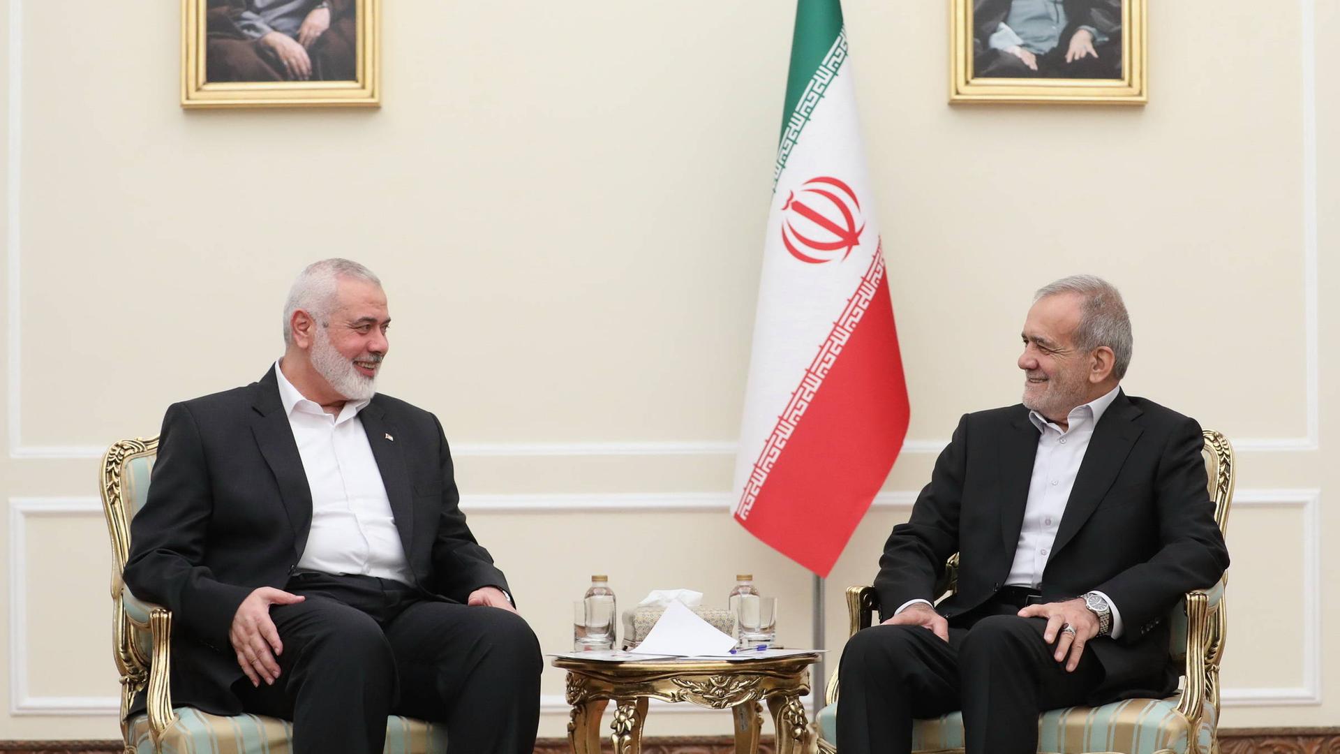 Der iranische Präsident Peseschkian mit dem getöteten Hamas-Chef Hanija am 30.07.24 in Teheran. 