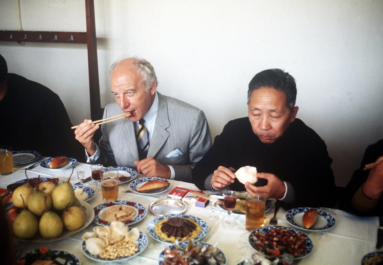 Bundesaussenminister Walter Scheel (FDP) benutzt zum Essen während seines China-Besuchs 1972 die landesüblichen Stäbchen.