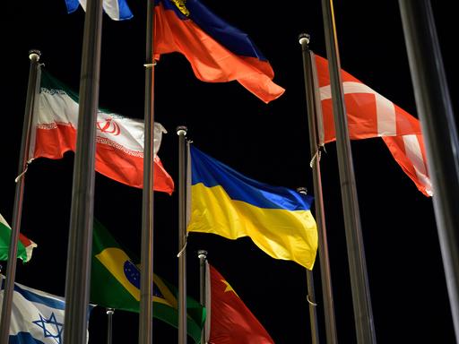 Die Flagge der Ukraine ist inmitten von Flaggen anderer Nationen im Paralympischen Dorf vor den Paralympischen Winterspielen 2022 in Peking zu sehen. 
