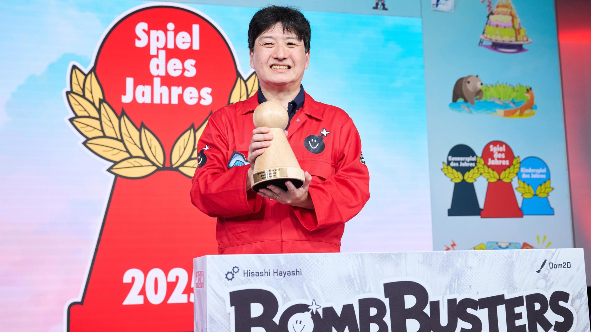 Der Designer des Spieles Bomb Busters, Hisashi Hayashi, gewinnt den Hauptpreis bei der Verleihung "Spiel des Jahres" im nhow Hotel Berlin.