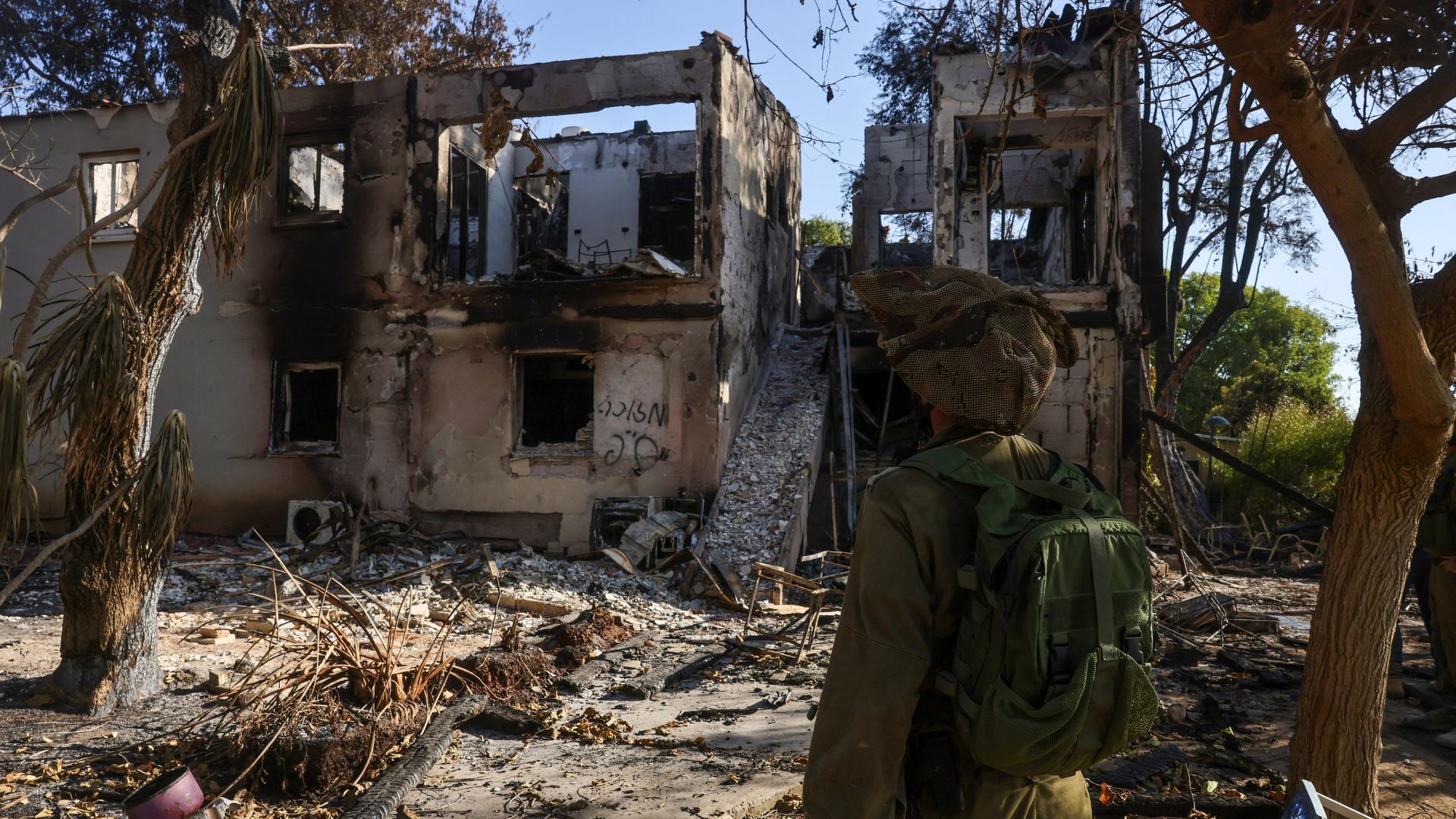 Ein israelischer Soldat vor einem von der Hamas zerstörten Gebäude im Kibbuz Be'eri.