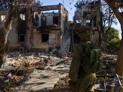 Ein israelischer Soldat vor einem von der Hamas zerstörten Gebäude im Kibbuz Be'eri.