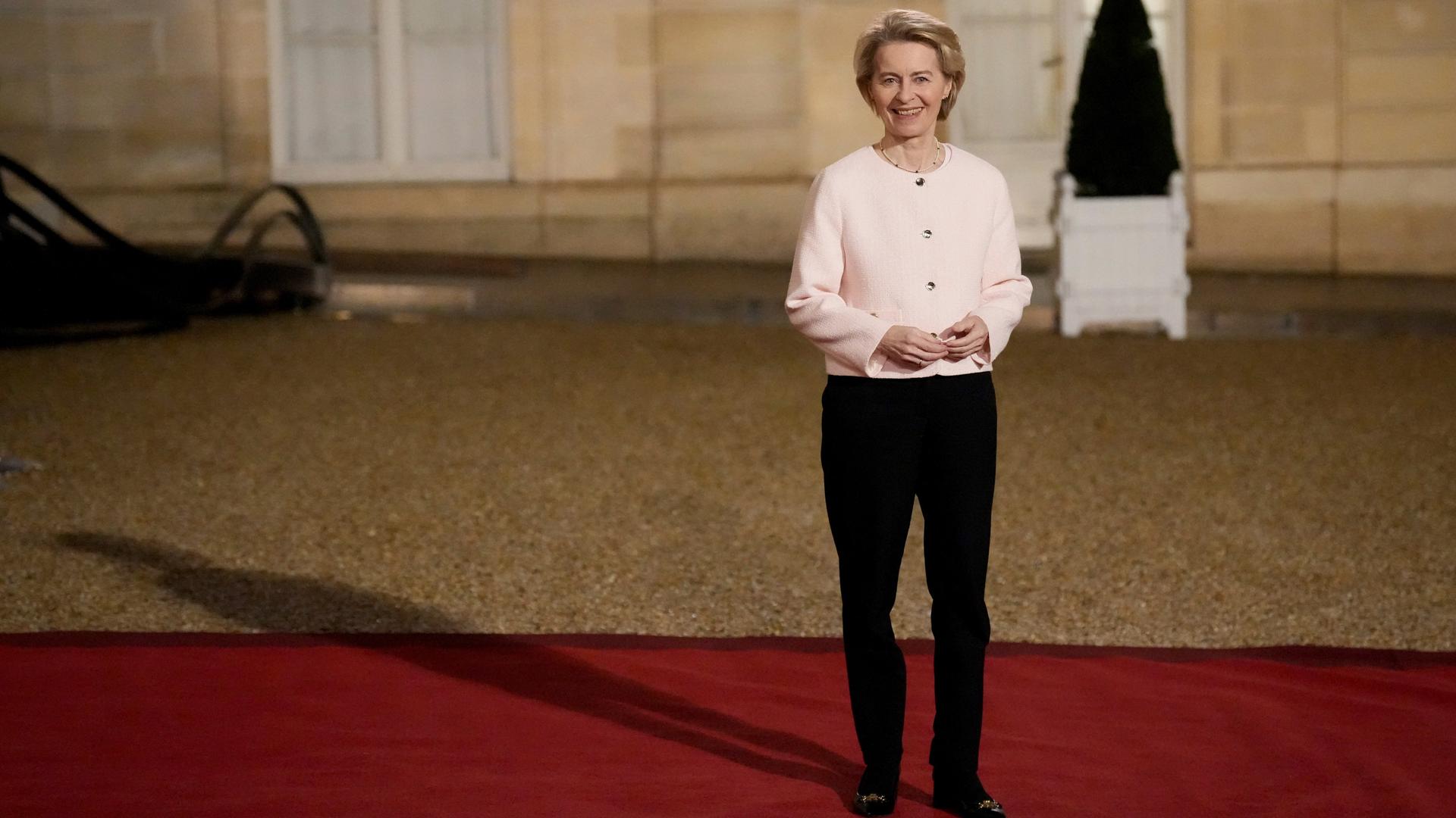 Die Präsidentin der Europäischen Kommission, Ursula von der Leyen, kommt zu einem Abendessen im Elysee-Palast, während der Veranstaltungen am Rande des Aktionsgipfels für künstliche Intelligenz in Paris. Die Präsidentin der Europäischen Kommission, Ursula von der Leyen, kommt zu einem Abendessen im Elysee-Palast, während der Veranstaltungen am Rande des Aktionsgipfels für künstliche Intelligenz in Paris.