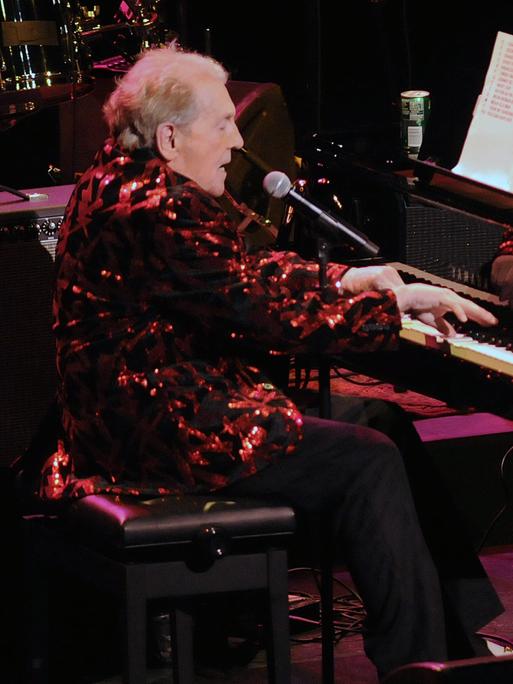 Der Musiker Jerry Lee Lewis mit seiner Band im Januar 20129 bei einem KOnzert in Florida. 