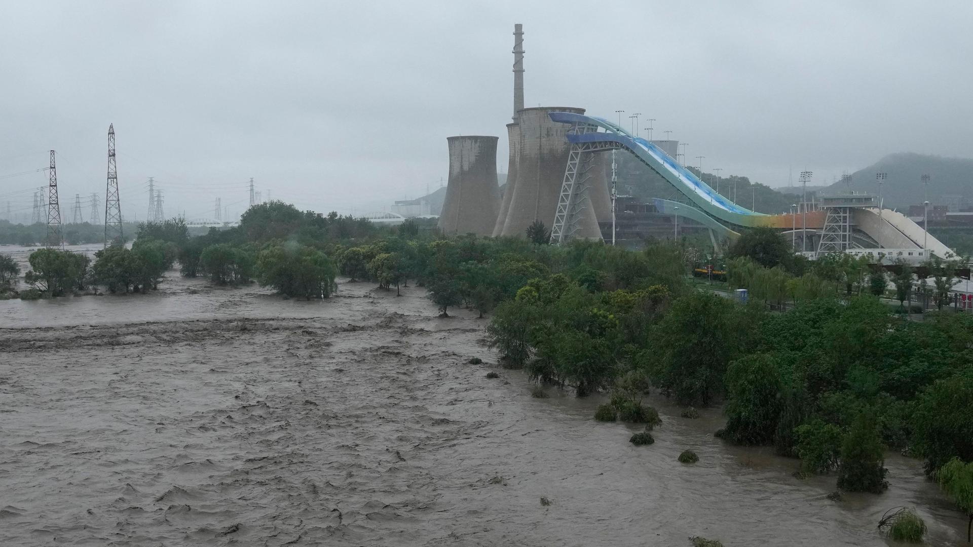 China, Peking: Ein angeschwollener Yongding-Fluss überflutet die Ufer in der Nähe des Shougang-Parks. Nach ungewöhnlich starken Regenfällen sind in der chinesischen Hauptstadt Peking zwei Menschen ums Leben gekommen.