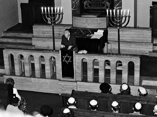 Rabbi oder Mitglied der jüdischen Gemeinde bei einer Ansprache im Gebetssaal der Erfurter Synagoge, im Hintergrund der Thoraschrein, Schwarz-Weiß-Foto, Juni 1988