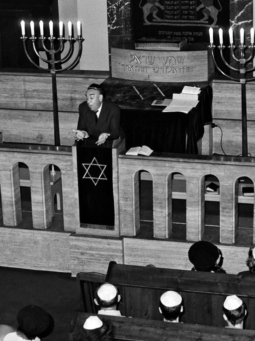 Rabbi oder Mitglied der jüdischen Gemeinde bei einer Ansprache im Gebetssaal der Erfurter Synagoge, im Hintergrund der Thoraschrein, Schwarz-Weiß-Foto, Juni 1988