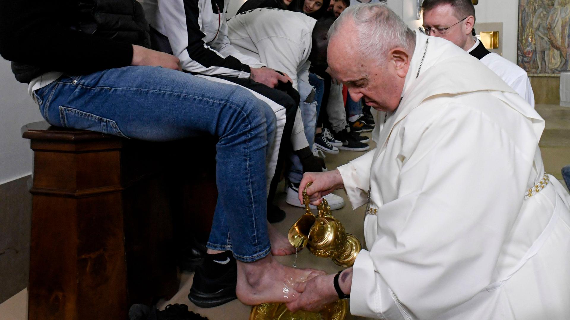 Der Papst wäscht einem Häftling in Rom während einer Messe die Füße. Der Papst wäscht einem Häftling in Rom während einer Messe die Füße.