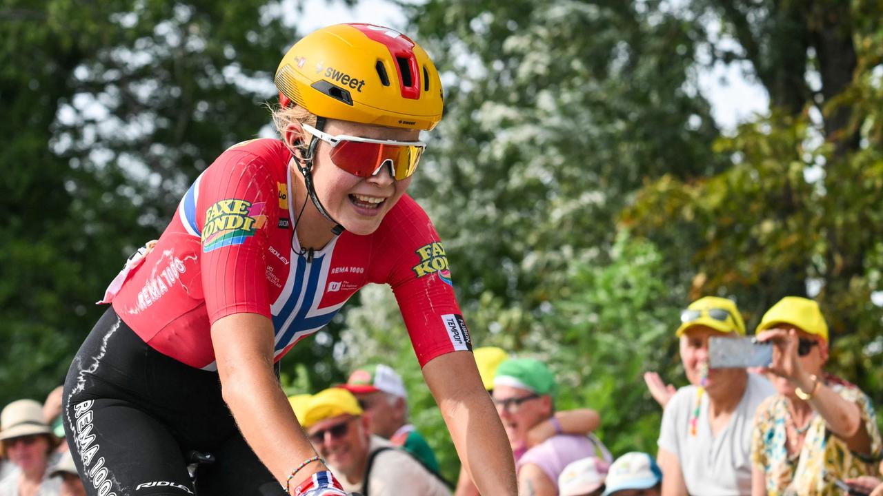 Die norwegische Fahrerin Sigrid Ytterhus Haugset vom Team Uno-X Mobility jubelt, als sie die Ziellinie überquert und damit die 3.Etappe der fünften Ausgabe der Tour de France Femmes gewinnt.